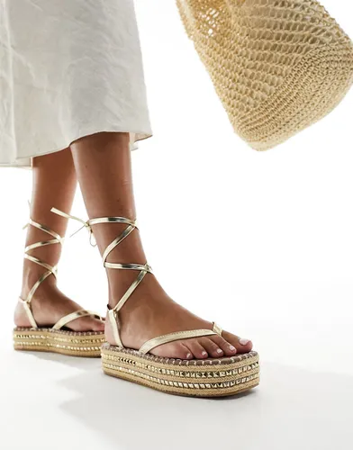 Sandales à semelle plate cloutée style espadrilles - South Beach - Modalova