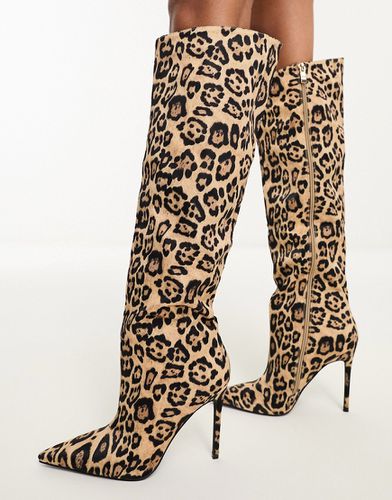 SIMMI London - Jairo - Bottes longueur genou en satin mat à motif léopard - Simmi Shoes - Modalova