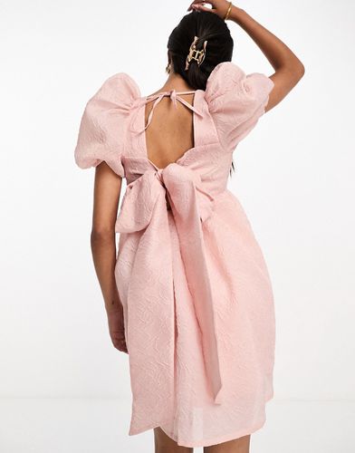 Robe courte en jacquard à manches bouffantes - blush - Style Cheat - Modalova
