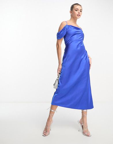 Robe longueur mollet en satin à épaules nues - de cobalt - Style Cheat - Modalova