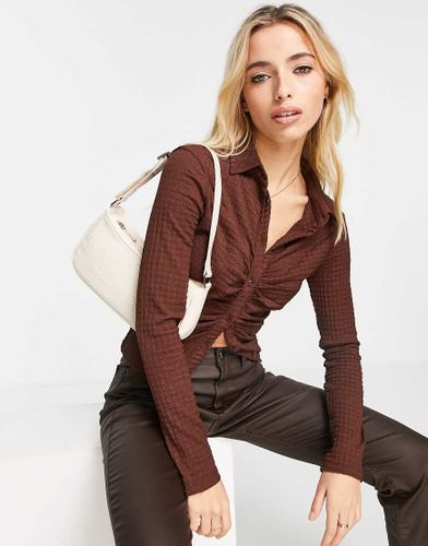 Chemise texturée stretch style années 90 - Chocolat - Stradivarius - Modalova