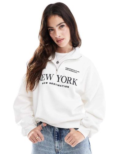 Sweat à col zippé avec détail New York » - Écru - Stradivarius - Modalova