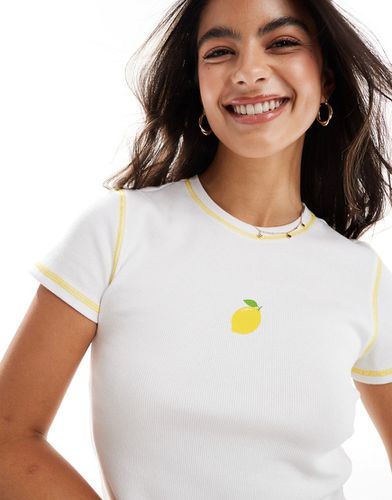 T-shirt court côtelé avec coutures jaunes contrastantes et imprimé citron - Pieces - Modalova
