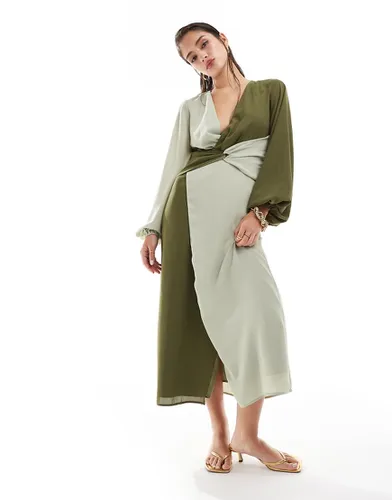 Robe mi-longue bicolore nouée sur le devant - Olive et sauge - Pretty Lavish - Modalova