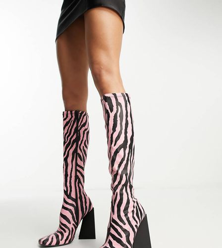 X Paris Artiste - Exclusivité - Peggy - Bottes hauteur genou à zébrures - Rose - Public Desire - Modalova