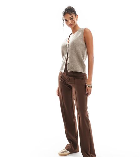 Petite - Pantalon habillé coupe droite à pinces - chocolat - Pull & bear - Modalova