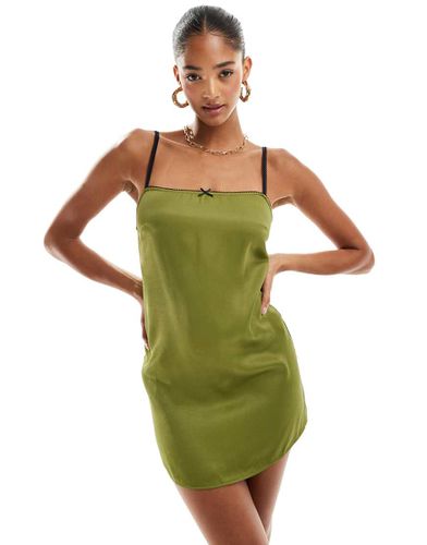 Robe courte en satin à bretelles avec naud - olive - Pull & bear - Modalova