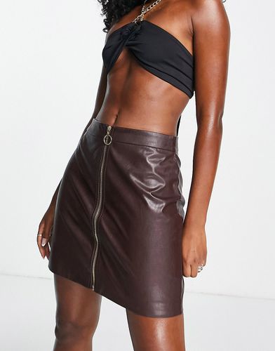 Mini-jupe zippée d'ensemble en similicuir - chocolat - Qed London - Modalova