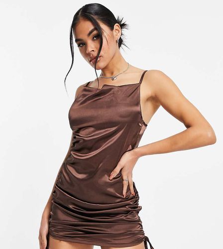 Robe courte effet satiné froncée sur le côté avec col bénitier - Chocolat - Rebellious Fashion - Modalova