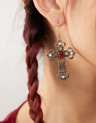 Boucles d'oreilles croix effet antique avec pierre synthétique rouge - Doré - Reclaimed Vintage - Modalova