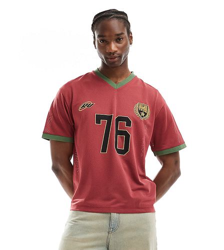 T-shirt coupe carrée style maillot de foot à col V - Bordeaux - Reclaimed Vintage - Modalova