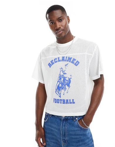 T-shirt crop top coupe carrée en maille sport avec imprimé Football et cowboy - Reclaimed Vintage - Modalova