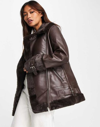 Blouson aviateur en fausse fourrure - Chocolat - River Island - Modalova