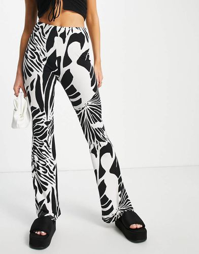 Pantalon évasé à motif ailes abstrait - Crème - River Island - Modalova