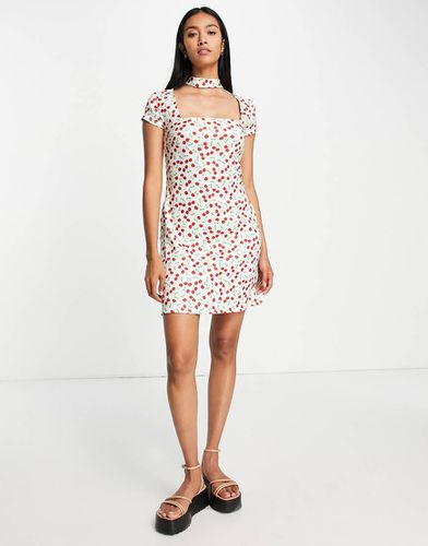 Robe courte droite à col ras de cou et motif cerises - Crème - River Island - Modalova