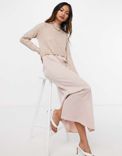 Robe mi-longue hybride style nuisette en satin avec superposition pull - River Island - Modalova