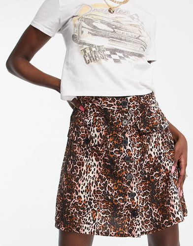 Mini-jupe trapèze boutonnée à imprimé léopard grunge - Wednesday's Girl - Modalova