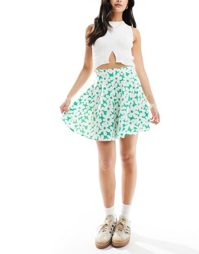 Mini-jupe virevoltante à fleurs - et vert - Wednesday's Girl - Modalova