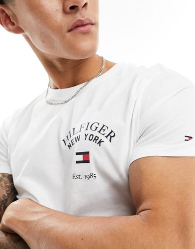 T-shirt style universitaire avec logo incurvé - Tommy Hilfiger - Modalova