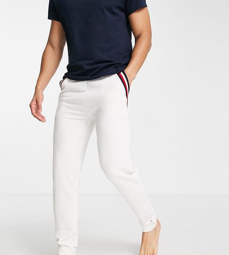Tommy - Jogger confort avec rayures façon logo drapeau sur les poches - Crème - Exclusivité ASOS - Tommy Hilfiger - Modalova