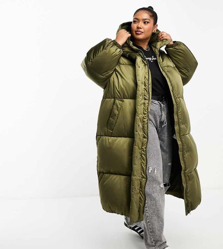 Plus - Doudoune longue satinée - olive - Tommy Jeans - Modalova