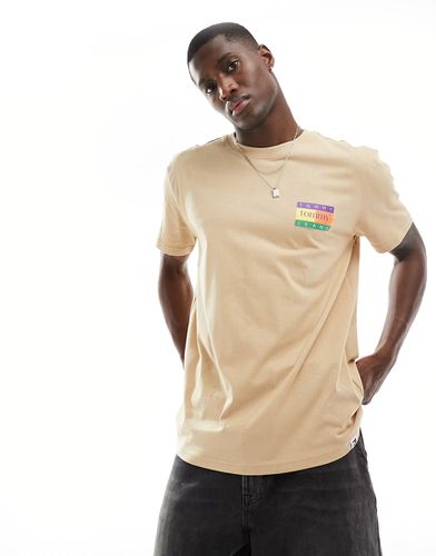 T-shirt coupe classique à motif drapeau - Sable - Tommy Jeans - Modalova