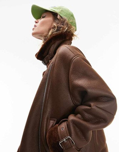 Blouson aviateur style motard en imitation cuir et imitation peau de mouton - Chocolat - Topshop - Modalova