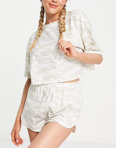 Ensemble de pyjama avec t-shirt et short à imprimé camouflage - Topshop - Modalova