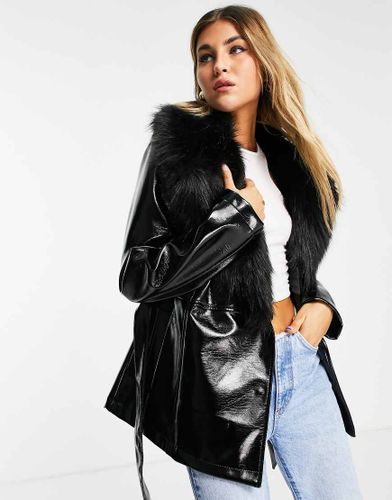 Manteau court en PU à ceinture et bords en fausse fourrure - Topshop - Modalova