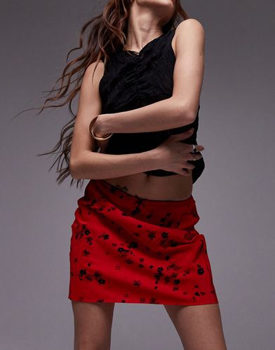 Mini-jupe coupée en biais à imprimé fleuri - Rouge/noir - Topshop - Modalova