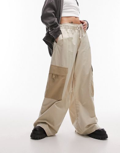 Pantalon cargo coupe bouffante avec poches patchwork - Beige - Topshop - Modalova