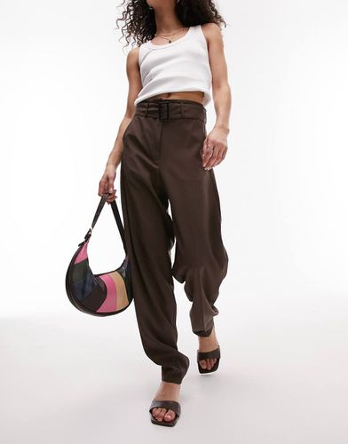 Pantalon carotte ceinturé - Chocolat - Topshop - Modalova