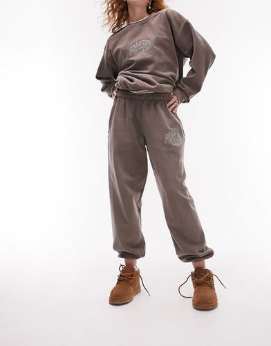 Pantalon de jogging oversize d'ensemble style vintage resserré aux chevilles avec broderie Portland - Chocolat délavé - Topshop - Modalova