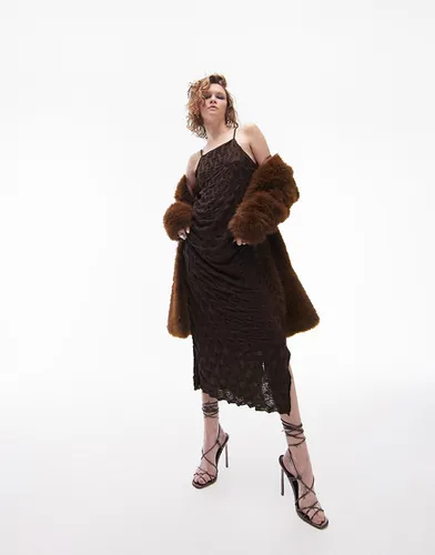 Robe mi-longue texturée à bretelles en jersey effet pop-corn - Chocolat - Topshop - Modalova