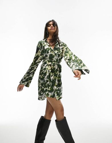 Robe satinée courte à imprimé abstrait avec ceinture à nouer et manches kimono - Topshop - Modalova