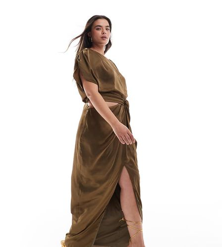 Robe longue satinée avec taille nouée et découpes - Olive - Tfnc Plus - Modalova