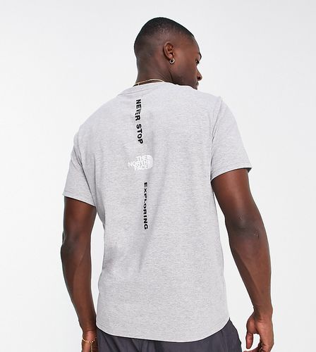 Exclusivité ASOS - T-shirt à logo vertical - The North Face - Modalova