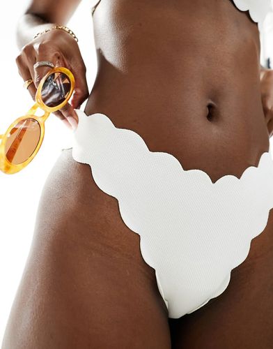 Malia - Bas de bikini texturé et festonné - Crème - The Frolic - Modalova