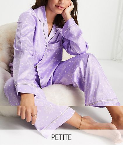 X Chelsea Peers Petite - Pyjama long satiné à imprimé céleste - Lilas - The Wellness Project - Modalova