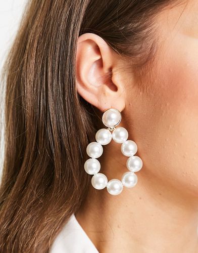 Grosses boucles d'oreilles pendantes avec perles - True Decadence - Modalova