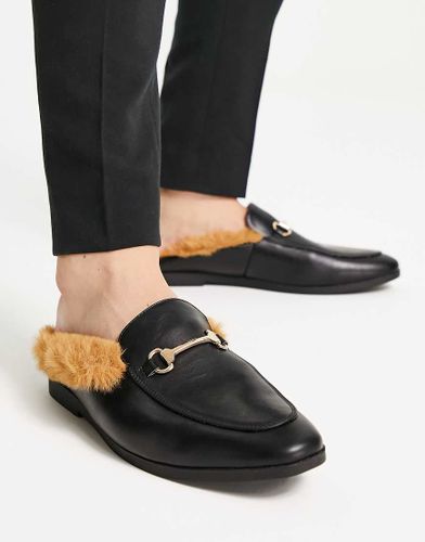 Mocassins style mules avec doublure en fausse fourrure et détails métalliques - Truffle Collection - Modalova