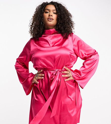 Robe courte à col montant en satin et nouée à la taille - Fuchsia - Urban Threads Curve - Modalova