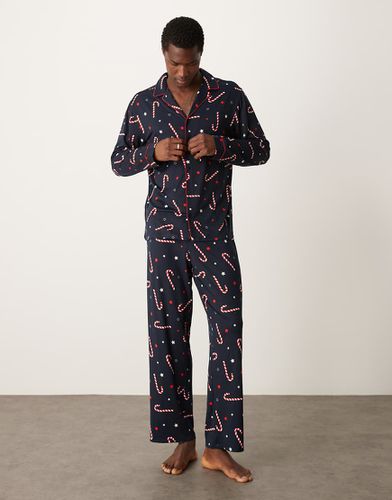 Ensemble de pyjama de Noël en polyester avec pantalon et chemise à manches longues - Imprimé sucre d'orge - Urban Threads - Modalova