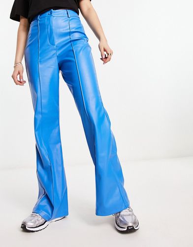 Pantalon ample d'ensemble en imitation cuir - de cobalt - Urban Threads - Modalova