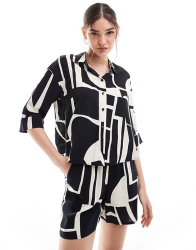 Chemise d'ensemble coupe ample et courte à imprimé abstrait - et blanc - Vero Moda - Modalova