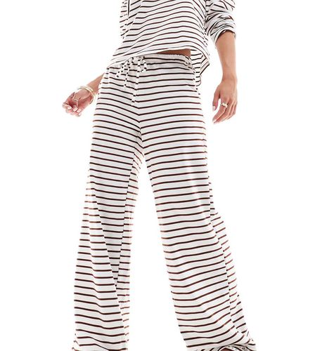 Pantalon d'ensemble ample en jersey rayé - Crème/ - Vero Moda Petite - Modalova