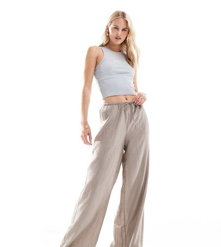 Pantalon texturé ample avec taille à cordon de serrage - Taupe - Vero Moda Tall - Modalova