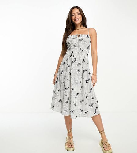 Robe mi-longue froncée à la taille à bretelles fines avec rayures et imprimé fleuri - Vero Moda Tall - Modalova