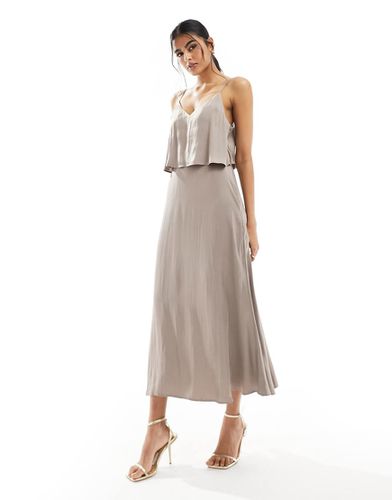 Robe longue en satin martelé à fines bretelles et haut étagé - Taupe - Vila - Modalova