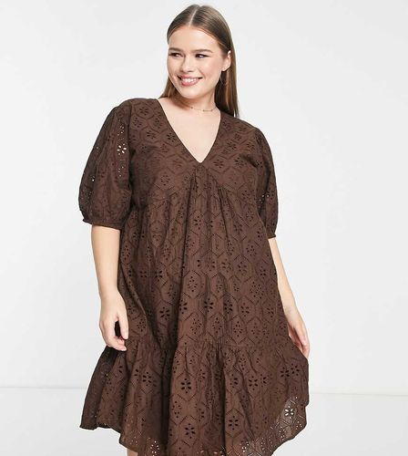 Violet Romance Plus - Robe babydoll en broderie anglaise - chocolat - Violet Romance Curve - Modalova